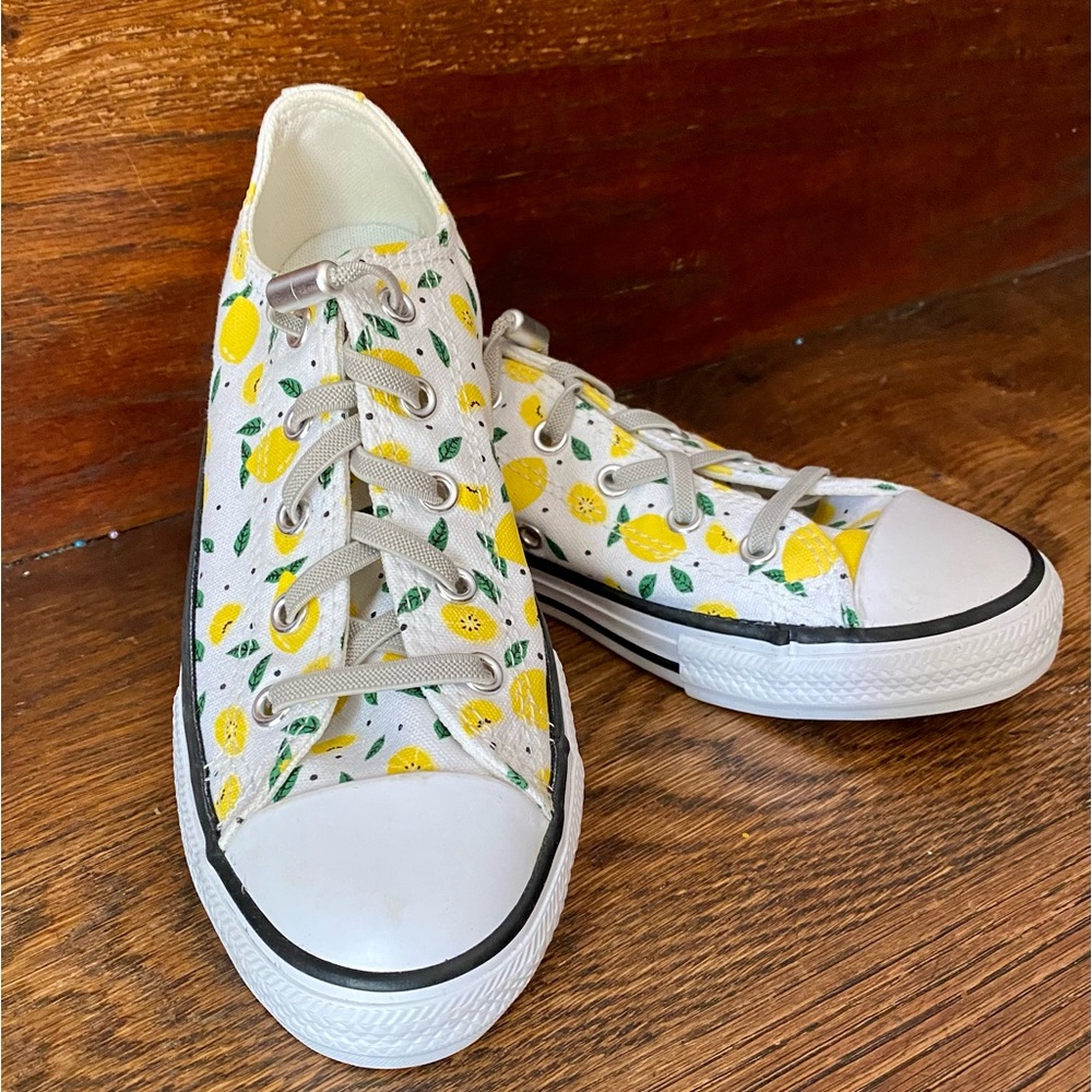🍋 Converse girl’s low tops with lemon 🍋 pattern
